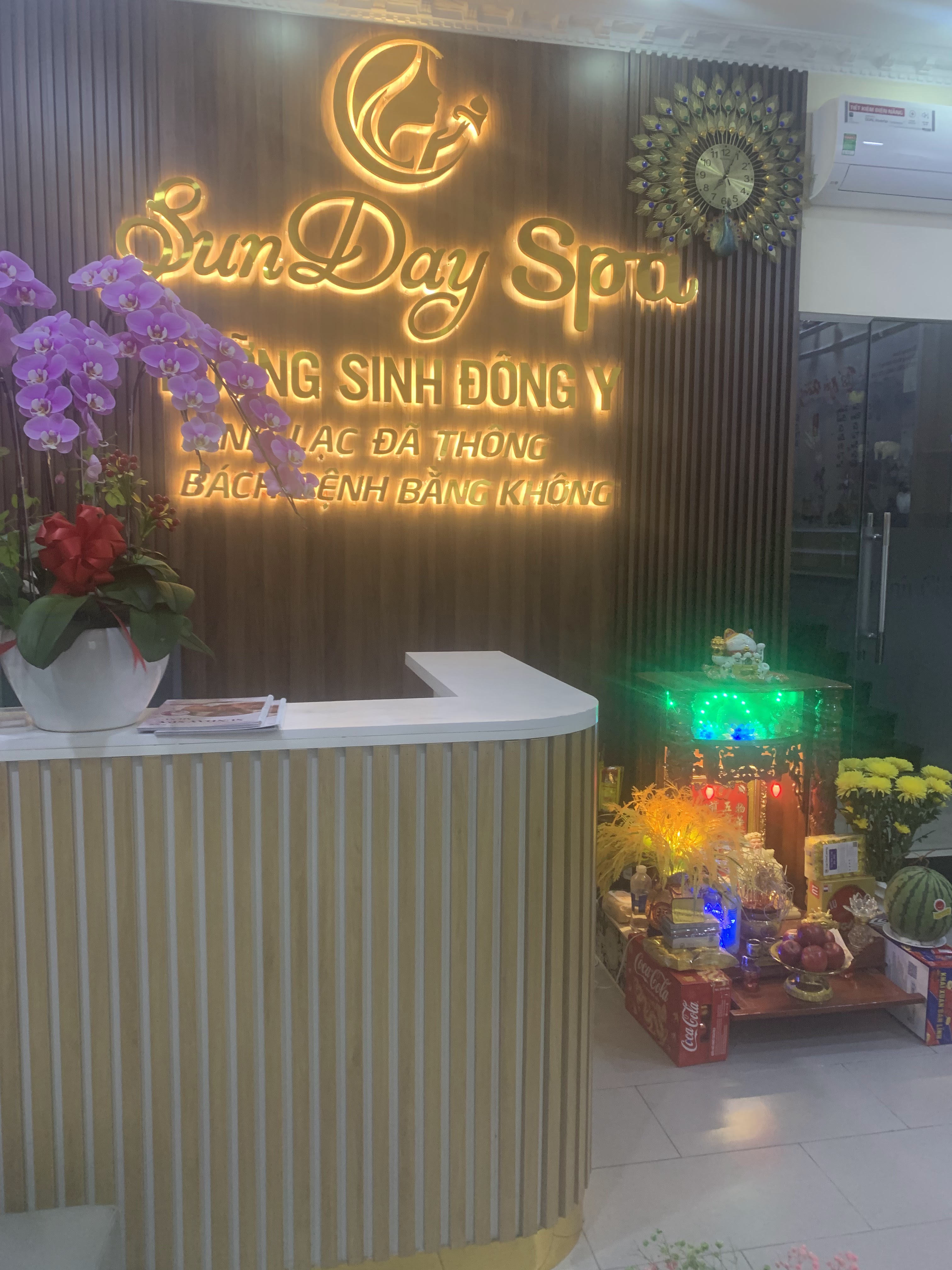Phòng trị liệu yên tĩnh tại Sunday Spa Quận 7 với giường massage và ánh sáng ấm.